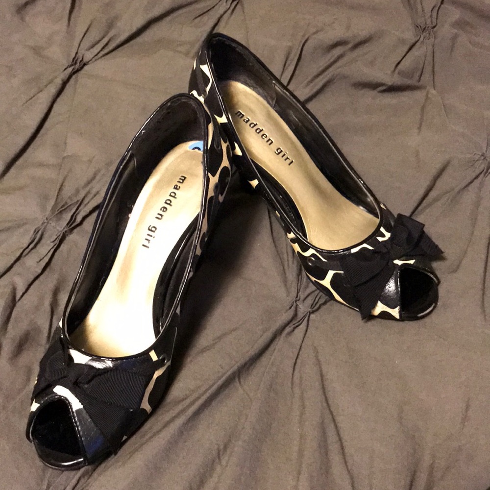 Black/Natural Giraffe print peep toe heels w/ bow